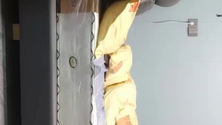嫩模酒店大尺度讨好摄淫师~为了工作被潜规则3P都可以~