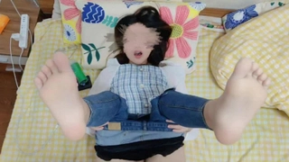 性欲旺盛的金发女郎摩擦她的阴蒂,达到令人满意的高潮