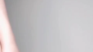 可爱的少女宝贝脱光衣服,取悦爷爷的阴茎