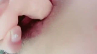 大奶子和剃光的阴部在激烈的游戏里