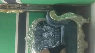 一个纹身少女被她的剃光的阴户拳交并吸吮了一些