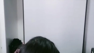 业余青少年在大学派对上享受口交