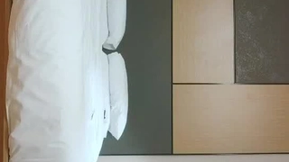 淫荡的学生在公共场合第一次约会时口交和性交