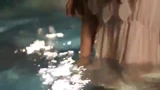 业余少女在大学男孩的阴茎上自慰