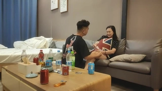 年轻的棕发女郎被大鸡巴舔和内射