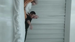 操已婚阿姨醒了，说好舒服，肉棒太棒了