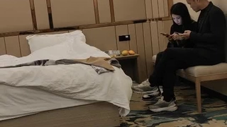 诱人小娇妻露脸跟大哥激情啪啪，压在身下爆草大鸡巴好硬，表情妩媚呻吟温柔的舔弄大鸡巴，激情上位坐插大哥