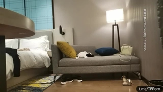 哥哥把肉棒放里面感受我的温暖，~摁哥哥舌头伸进来啊啊啊好舒服~好爽再快一点快一点，艹死小骚逼