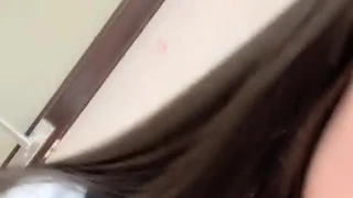 极品白嫩妹子下面一小撮阴毛逼逼粉嫩被猛男抠得直冒水