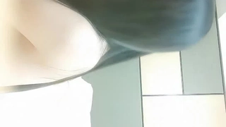 越南少女与继母和同伴女儿的狂野宿舍派对